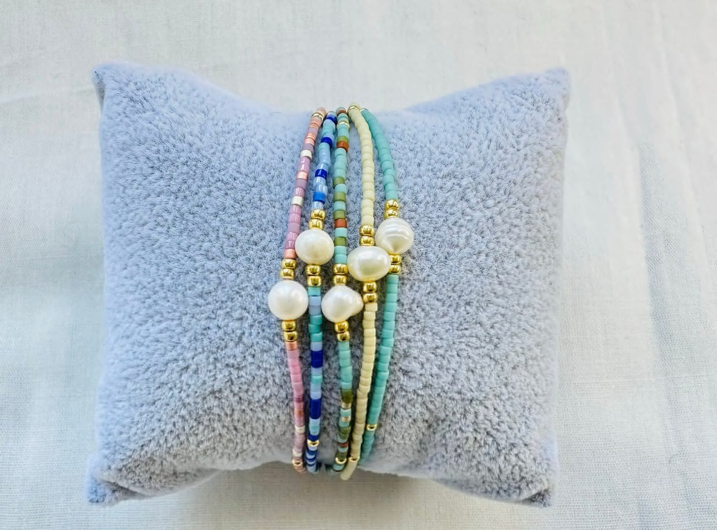 Bracelet coloré d’été avec perle naturelle baroque